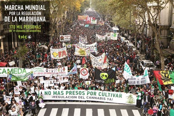 170 mil personas en la Marcha por la regulacion de la marihuana en Argentina