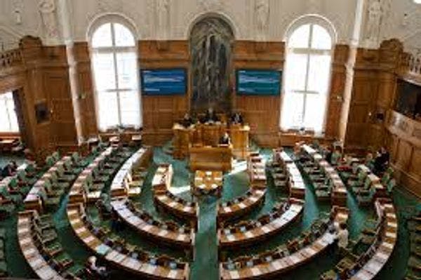 El Parlamento danés debate un proyecto de ley que autorizaría las inyecciones asistidas