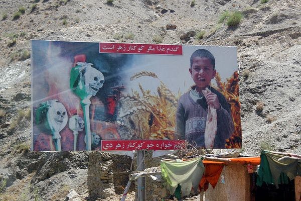 Los ataques aéreos de los Estados Unidos contra los laboratorios de opio de los talibanes no funcionarán, afirman los agricultores afganos