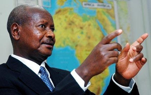 Le président ougandais, Yoweri Kaguta Museveni, signe un projet de loi sur le sida allant à l’encontre des droits humains et de la science