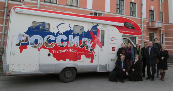 En camino: unidad móvil de pruebas de VIH en Rusia