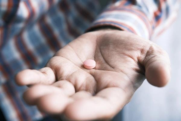 Deux pilules de méthamphétamine pourraient bientôt suffire pour classer les personnes usagères de drogue comme dealers en Thaïlande