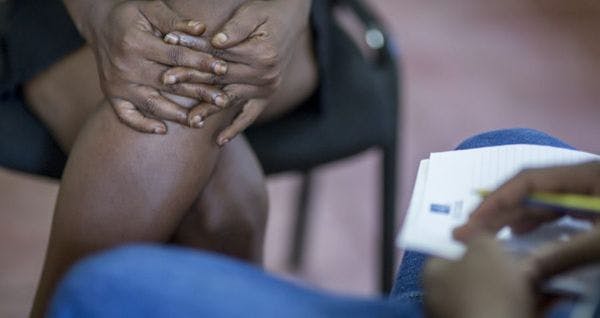 Socorristas: los pares que brindan primeros auxilios psicológicos a mujeres que consumen drogas en Kenia