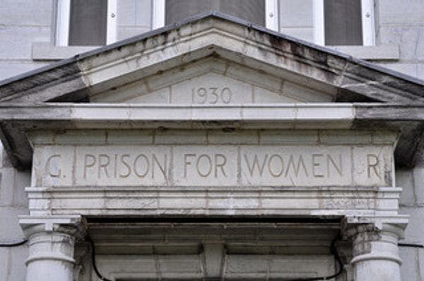 Reduciendo el encarcelamiento de mujeres: Abordando las necesidades de mujeres que cometen delitos en la comunidad local