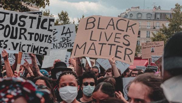 « Tous les trafiquants sont noirs ou arabes » : Le racisme français dans la répression policière du cannabis