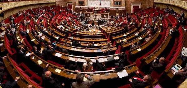 Francia abre debate sobre la legalización del cannabis