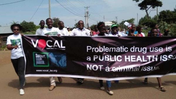 Kenya : Révisez les politiques pour aborder la question de l'addiction aux drogues parmi les jeunes