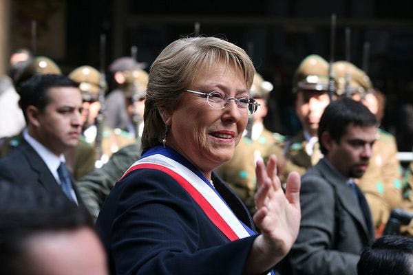 Michelle Bachelet autorizó la venta y elaboración de medicamentos con cannabis