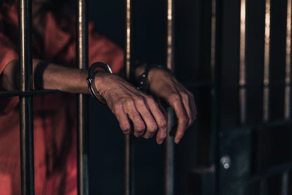 La fiebre de la prisión: Lo que el COVID-19 nos dice sobre la guerra contra las drogas