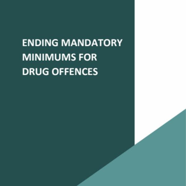Eliminando sentencias mínimas de aplicación forzosa para delitos relacionados con drogas en Canadá