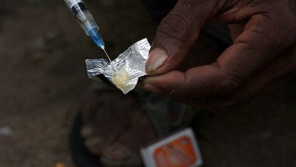 Un récord de 100,000 personas murieron por sobredosis de drogas en los Estados Unidos durante los primeros 12 meses de la pandemia, afirma el CDC